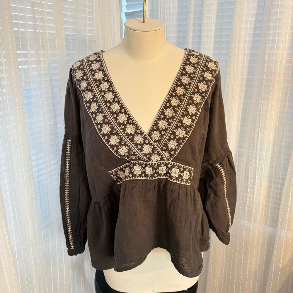 Lucky Brand Gray and Cream V-Neck Embroidered Peasant Tunic Size M